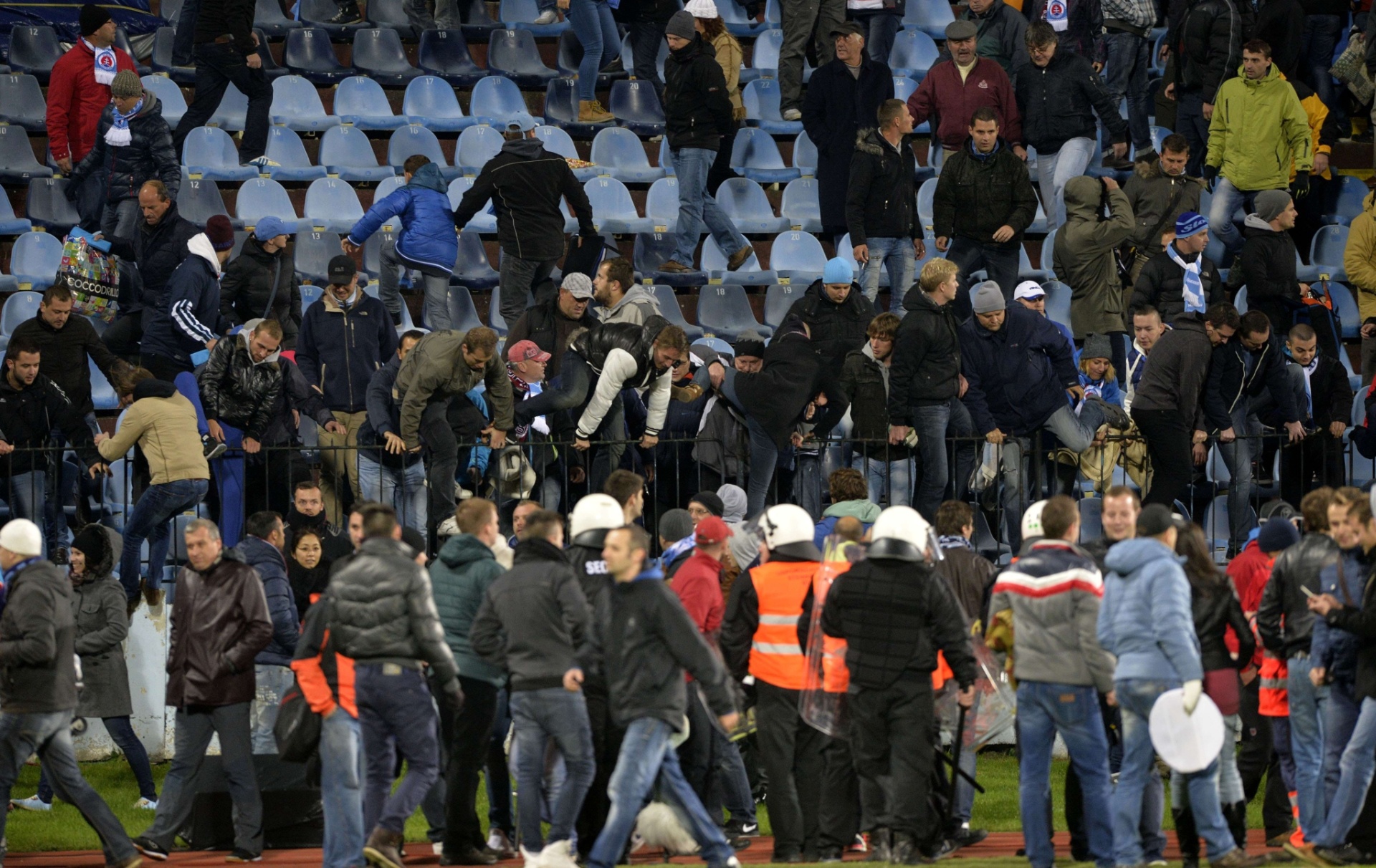 Torcedores do Nice atiram objetos no campo, invadem, brigam e param jogo  contra Olympique, futebol francês