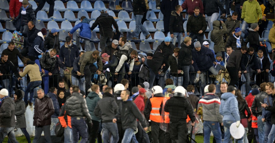 Torcedores de Slovan Bratislava e Sparta Praga brigam durante jogo da Liga Europa na Eslováquia