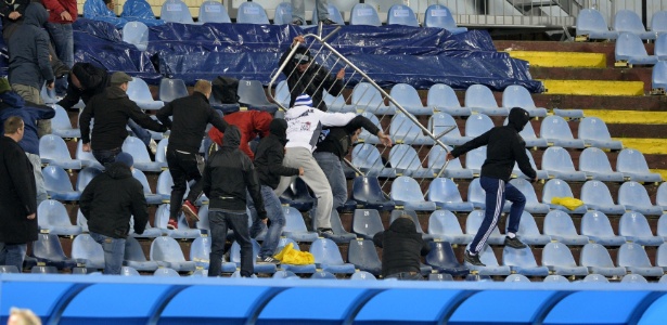 Torcedores de Slovan Bratislava e Sparta Praga brigam durante jogo da Liga Europa na Eslováquia - SAMUEL KUBANI / AFP