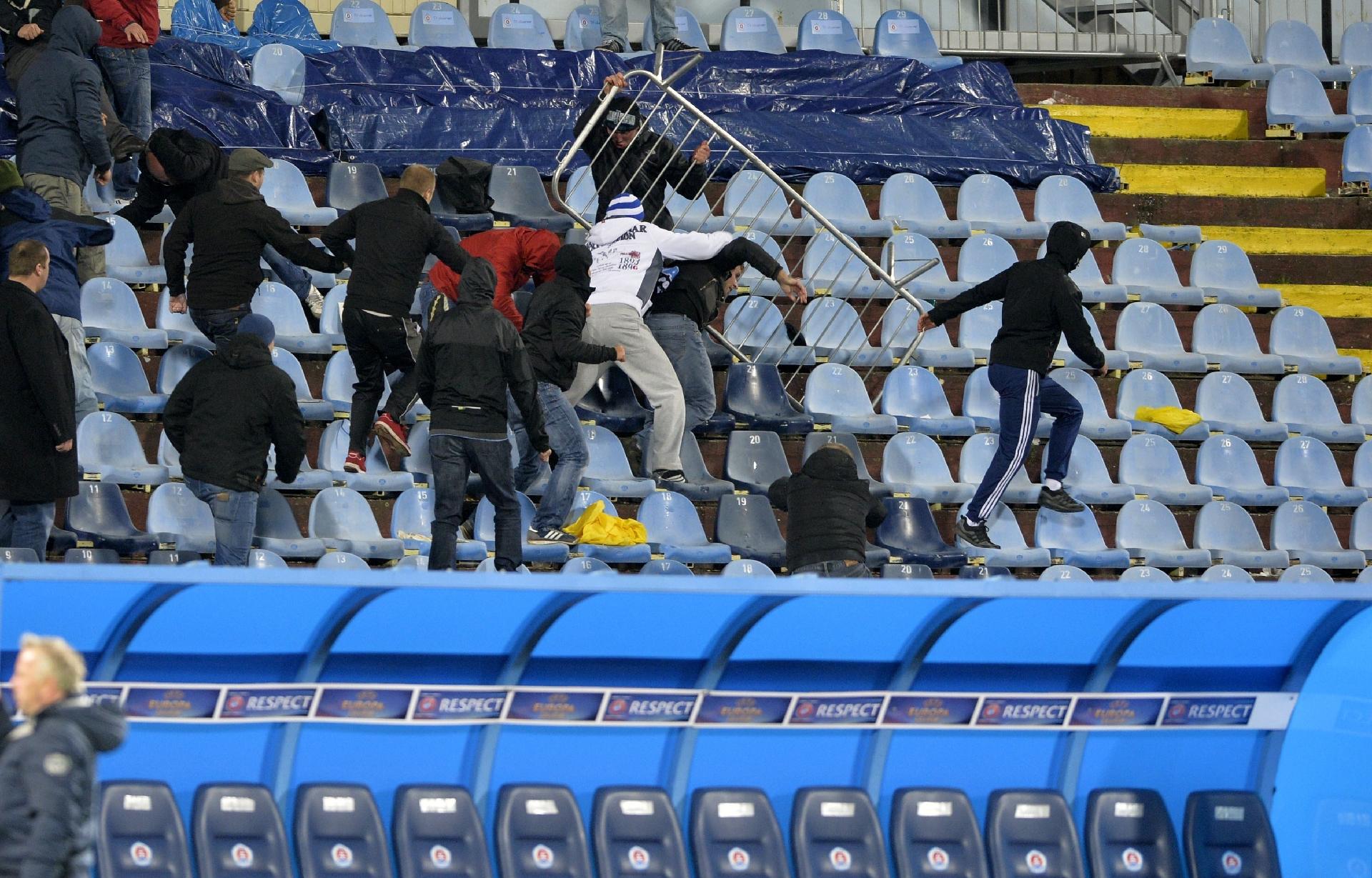 Torcedores do Nice atiram objetos no campo, invadem, brigam e param jogo  contra Olympique, futebol francês