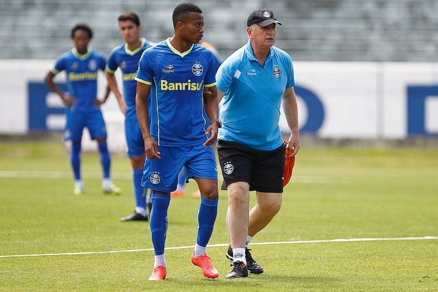 24 out 2014 - Felipão dá chance a atacante Erick em treinamento do Grêmio