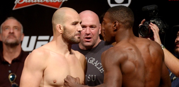 Glover Teixeira encara Phil Davis após pesagem para o UFC Rio 5 - William Lucas/inovafoto