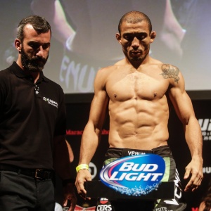 José Aldo não atinge o peso no UFC Rio 5 e precisa tirar a roupa após primeira pesagem - William Lucas/inovafoto