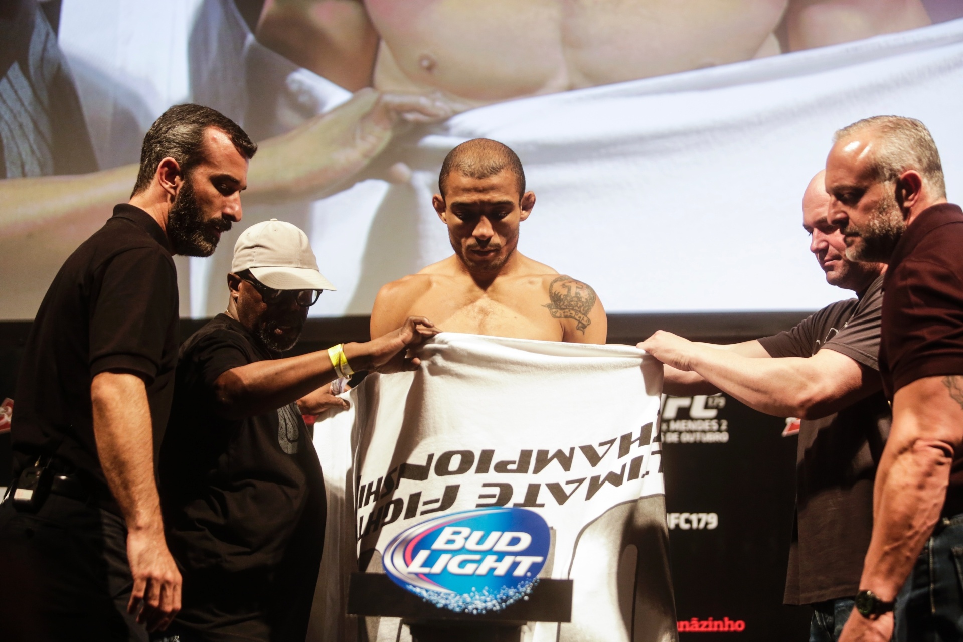 José Aldo precisa ficar pelado na pesagem do UFC Rio 5 para atingir o peso necessário - William Lucas/inovafoto