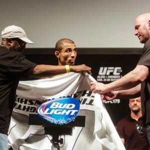 José Aldo precisa ficar pelado na pesagem do UFC Rio 5 para atingir o peso necessário - William Lucas/inovafoto