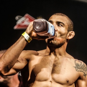 José Aldo se hidrata após pesagem para o UFC Rio 5 - William Lucas/inovafoto