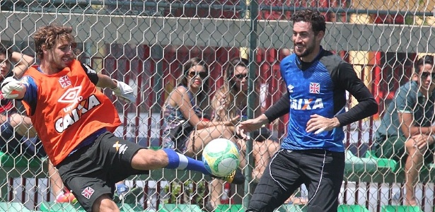 Maxi Rodríguez atua como goleiro e Martin Silva se diverte como atacante em treino do Vasco - Marcelo Sadio / Site oficial do Vasco