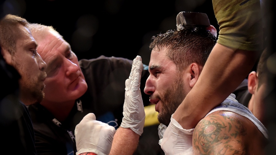 Chad Mendes é atendido durante a luta contra José Aldo no UFC Rio 5 - Alexandre Loureiro/inovafoto