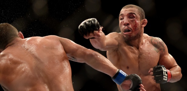 Chad Mendes se esquiva de golpe de José Aldo na luta principal do UFC Rio 5 - Alexandre Loureiro/inovafoto