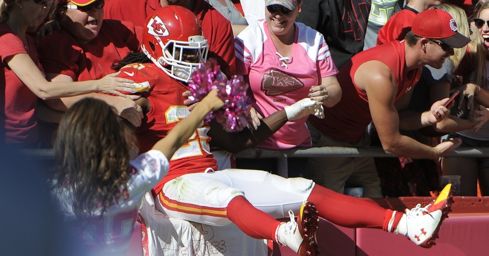 Jamaal Charles comemora com torcedores após marcar um touchdown pelo Kansas City Chiefs contra o St. Louis Rams