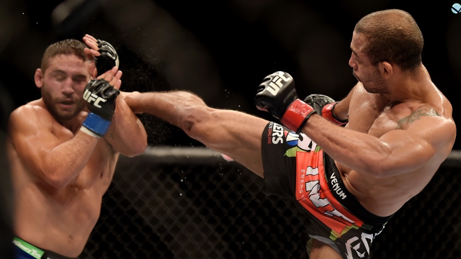 José Aldo acerta golpe em Chad Mendes durante a luta principal do UFC Rio 5 - Alexandre Loureiro/inovafoto