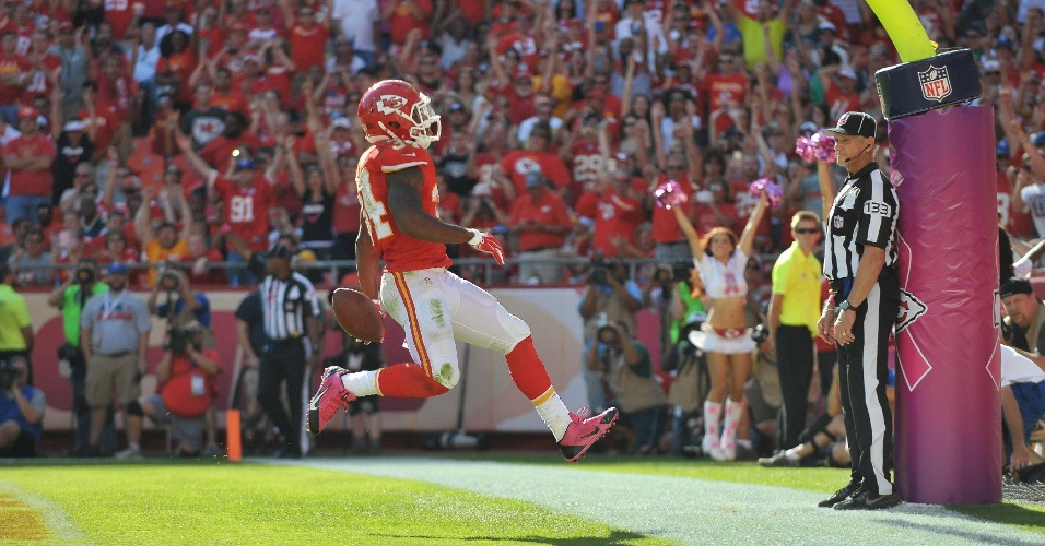 Knile Davis marca um touchdown para o Kansas City Chiefs na vitória sobre o St. Louis Rams