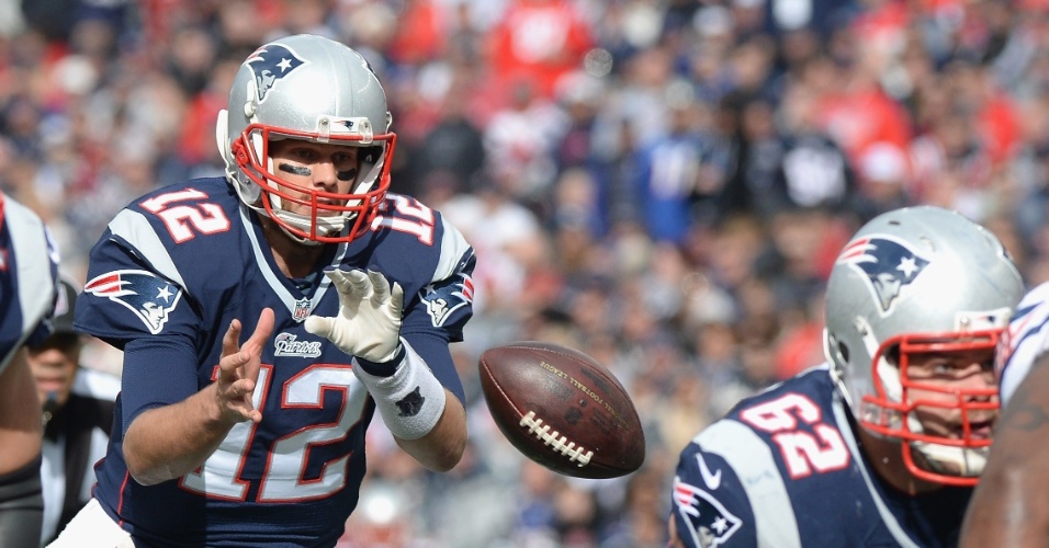 Quarterback do New England Patriots, Tom Brady recebe a bola para fazer passe