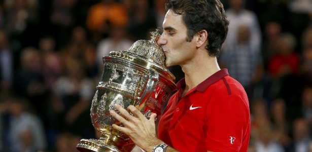 Roger Federer beija o troféu do Torneio da Basileia após vencer David Goffin na final - Arnd Wiegmann/Reuters