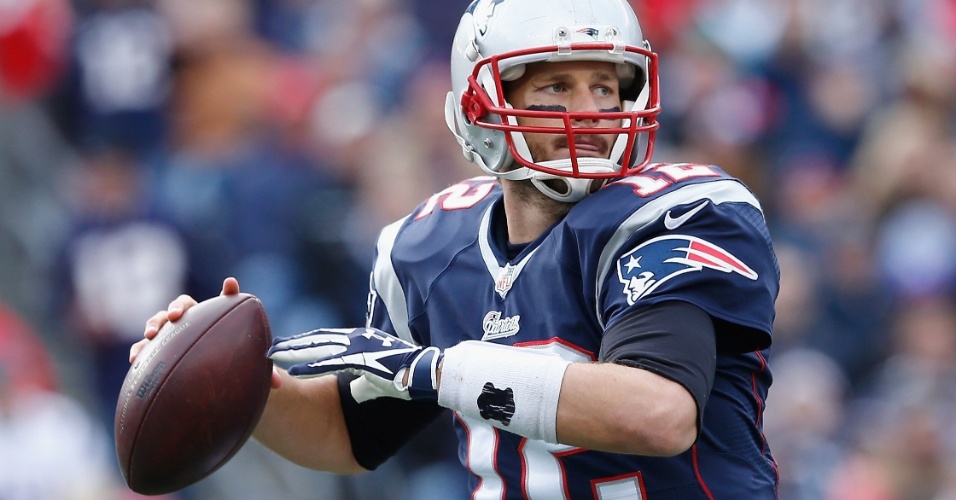 Tom Brady se prepara para mais um passe na vitória do New England Patriots sobre o Chicago Bears