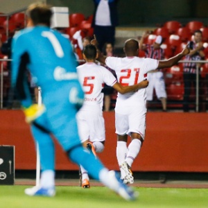 27.out.2014 - Edson Silva abriu o placar de cabeça para o São Paulo contra o Goiás no Morumbi - Alexandre Schneider/Getty Images