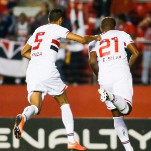 27.out.2014 - Edson Silva comemora após abrir o placar para o São Paulo contra o Goiás no Morumbi - Alexandre Schneider/Getty Images