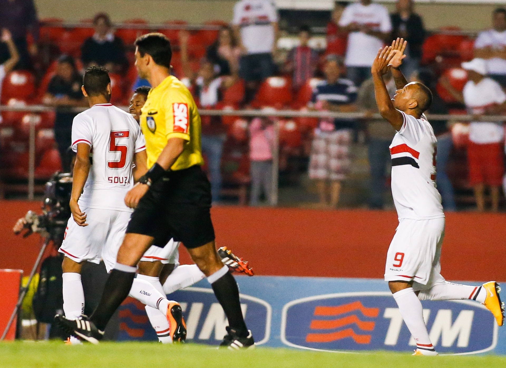 27.out.2014 - Luis Fabiano comemora após marcar o segundo gol do São Paulo contra o Goiás no Morumbi - Alexandre Schneider/Getty Images