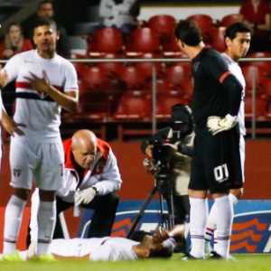 Alan Kardec fica caído após ser derrubado na entrada da área do Goiás e sentir as costas (27.out.2014) - Alexandre Schneider/Getty Images