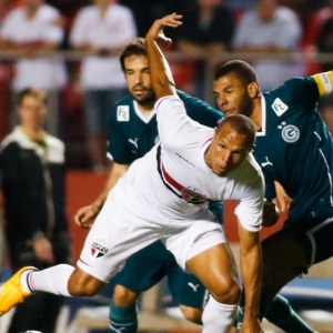 Luis Fabiano tenta escapar da marcação do Goiás no Morumbi (27.out.2014) - Alexandre Schneider/Getty Images