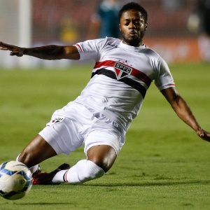 Michel Bastos tenta evitar a saída da bola na partida entre São Paulo e Goiás no Morumbi (27.out.2014) - Alexandre Schneider/Getty Images
