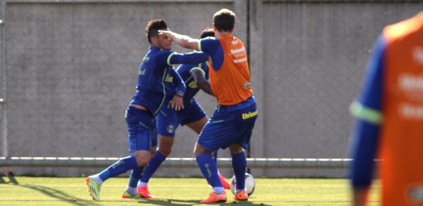 Pará e Lucas Coelho brigam durante treino do Grêmio desta quarta-feira (29) -  Luciano Leon/Raw Image