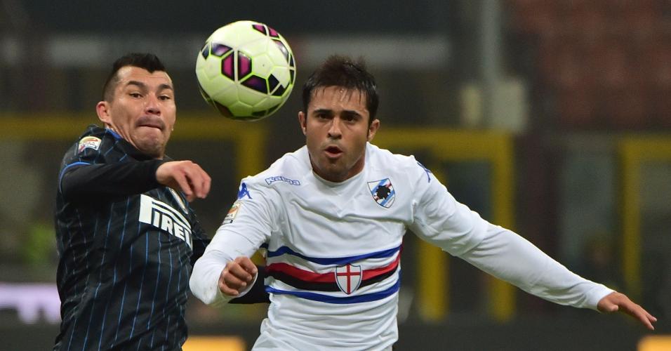 Atacante brasileiro Éder, da Sampdoria, disputa bola de cabeça com jogador da Inter de Milão