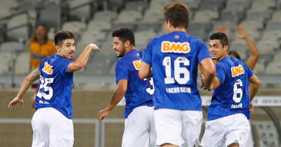 Jogadores do Cruzeiro comemoram gol de Willian, contra o Santos