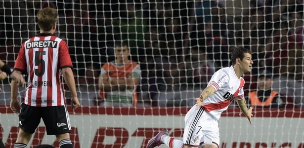 Mora comemora gol no dia de seu aniversário - AFP PHOTO / Juan Mabromata