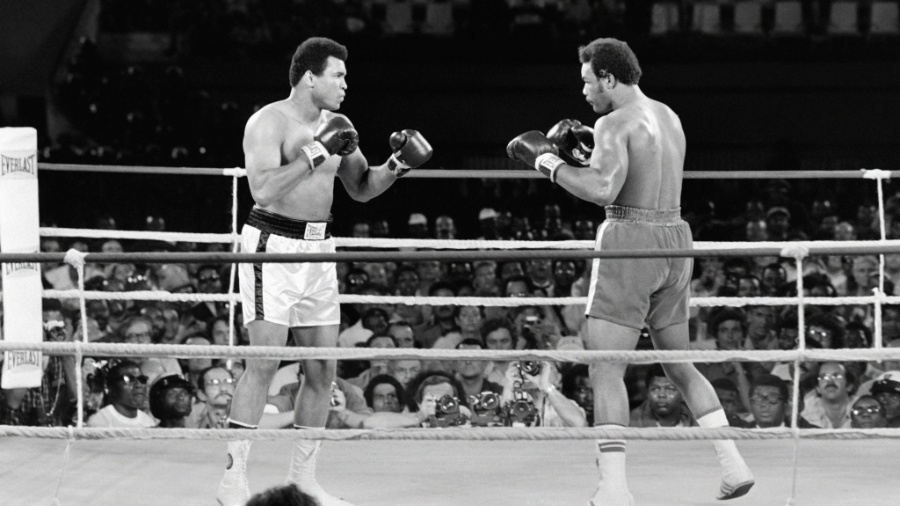Muhammad Ali e George Foreman fizeram a luta mais importante da história do boxe, e o primeiro levou a melhor, com um nocaute no oitavo assalto - AFP