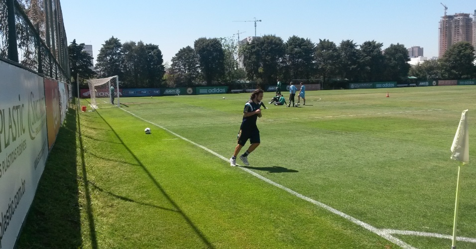 Valdivia corre em volta do gramado na Academia de Futebol do Palmeiras
