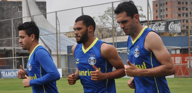 Saimon (e), Lucas Costa (c) e Rhodolfo (d) correm isolados do grupo do Grêmio - Marinho Saldanha/UOL Esporte