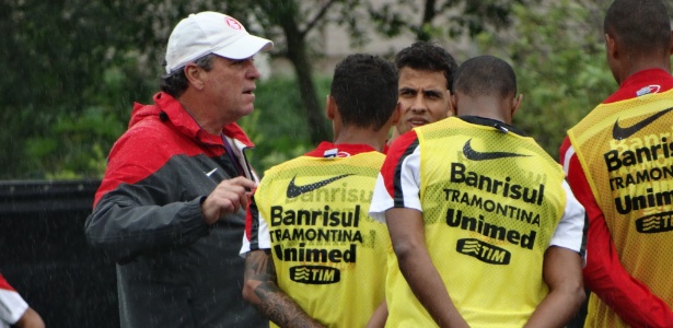 Abel Braga fugiu da rotina de treinos fechados e confirmou time para jogo na Vila Belmiro - Jeremias Wernek/UOL