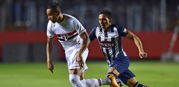 Alvaro Pereira faz jogada na partida entre São Paulo e Emelec pela Sul-Americana - AFP PHOTO / NELSON ALMEIDA