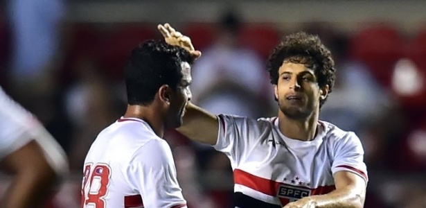Hudson, à direita, comemora gol do São Paulo com Maicon contra o Emelec  - AFP PHOTO / NELSON ALMEIDA