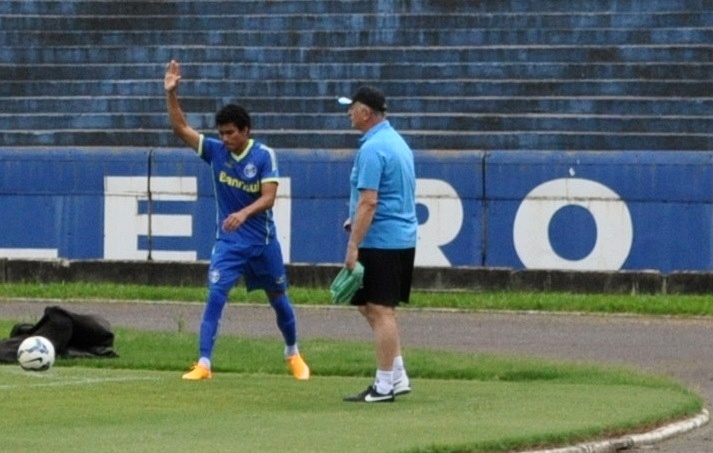 31 out 2014 - Breno é testado no time titular e recebe orientações de Felipão