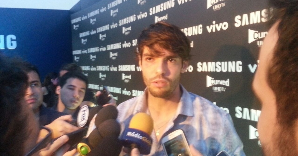 De olho inchado, Kaká conversa com jornalistas em evento da Samsung