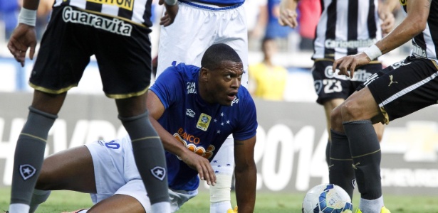 Julio Baptista ainda não tem permanência no Cruzeiro assegurada - Washington Alves/Getty Images