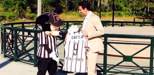 Edu Gaspar entregou camisa ao Mickey nos Estados Unidos - Site oficial do Corinthians