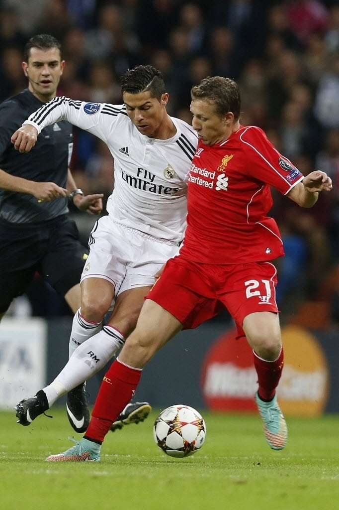 Cristiano Ronaldo disputa bola com volante brasileiro Lucas pela Liga dos Campeões