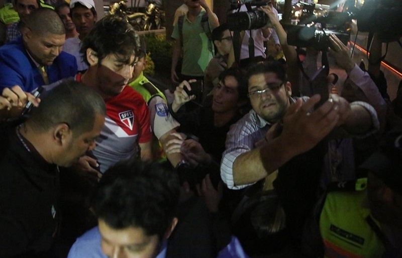 Kaká tenta passar pelo fãs na porta do hotel do SP no Equador 