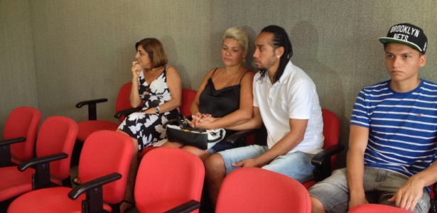 Maria Helena (psicóloga do Vasco), Neiva (esposa de Everton) e Everton Costa na coletiva dos médicos - Bruno Braz / UOL Esporte