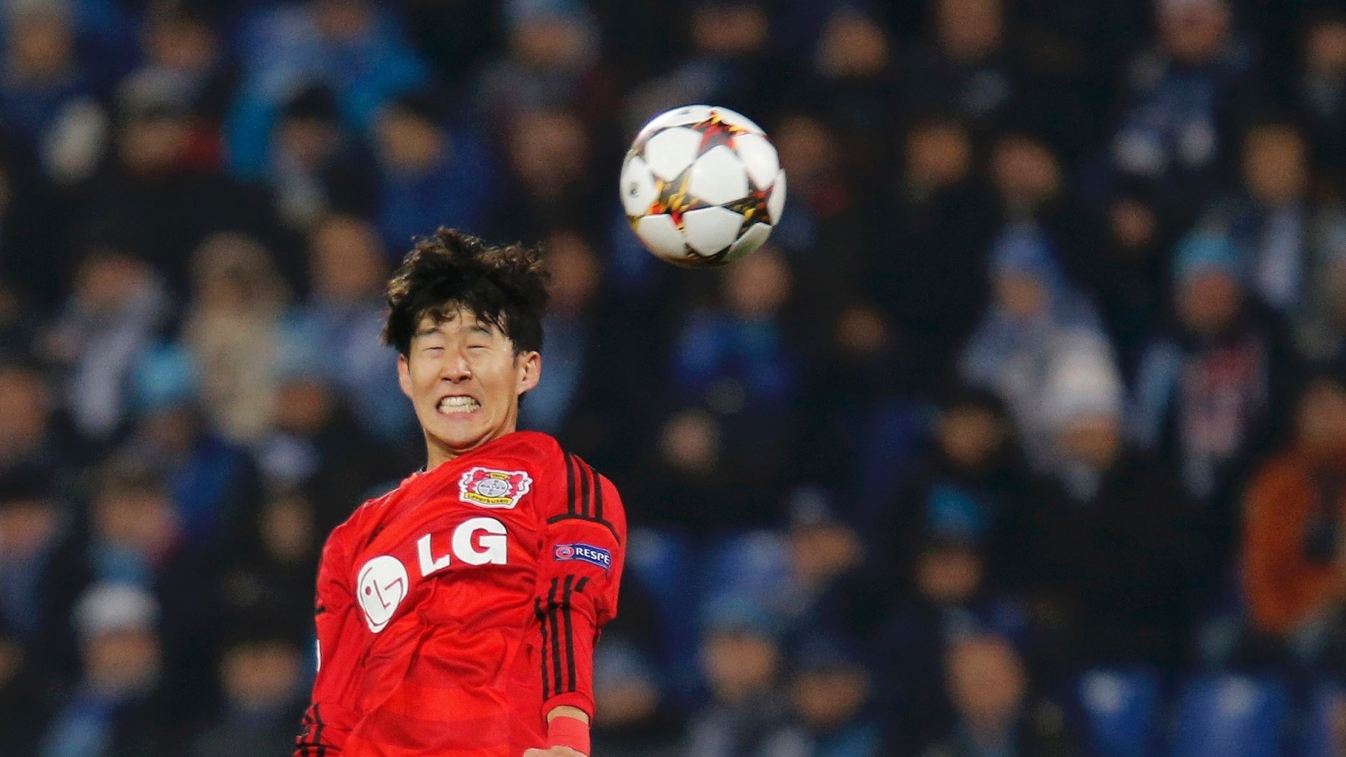 Son Heung-Min (vermelho), do Bayer Leverkusen, tenta cabecear marcado por Hulk, do Zenit