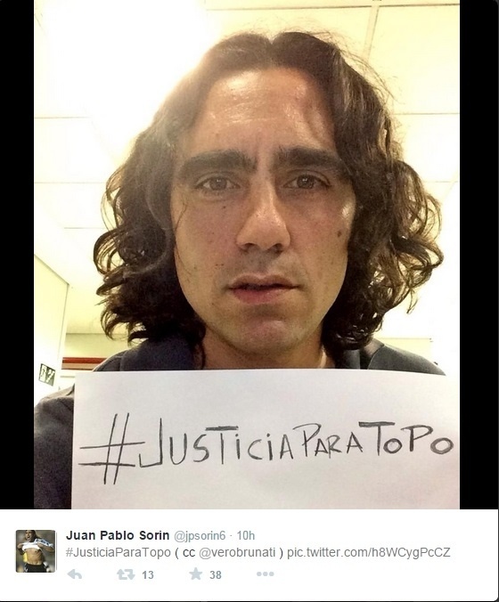 Sorin faz protesto pela morte de argentino - Reprodução/Twitter