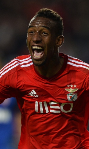 Talisca comemora seu gol pelo Benfica na Liga dos Campeões