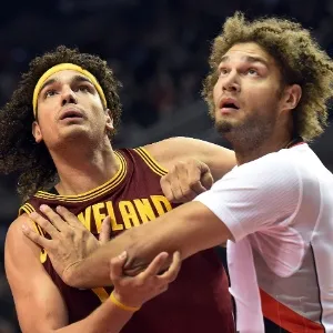 04.nov.2014 - Brasileiro Anderson Varejão disputa jogada com Robin Lopez na derrota do Cleveland Cavaliers para o Portland Trail Blazers - undefined