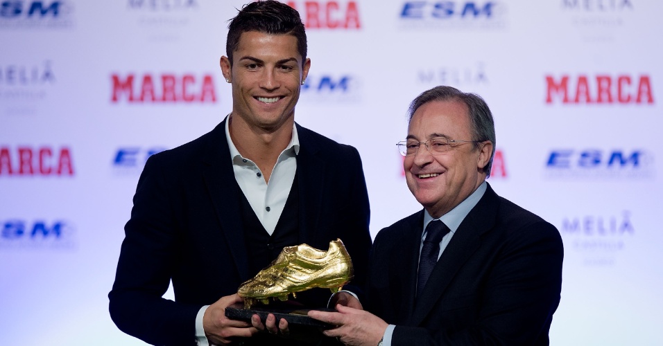 05.nov.2014 - Cristiano Ronaldo recebe a Chuteira de Ouro das mãos do presidente do Real Madrid, Florentino Perez