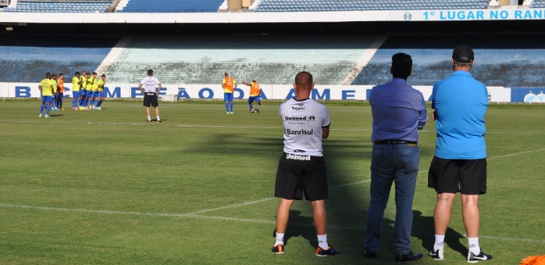 Luiz Felipe Scolari (d) assiste treinamento do Grêmio para clássico - Marinho Saldanha/UOL