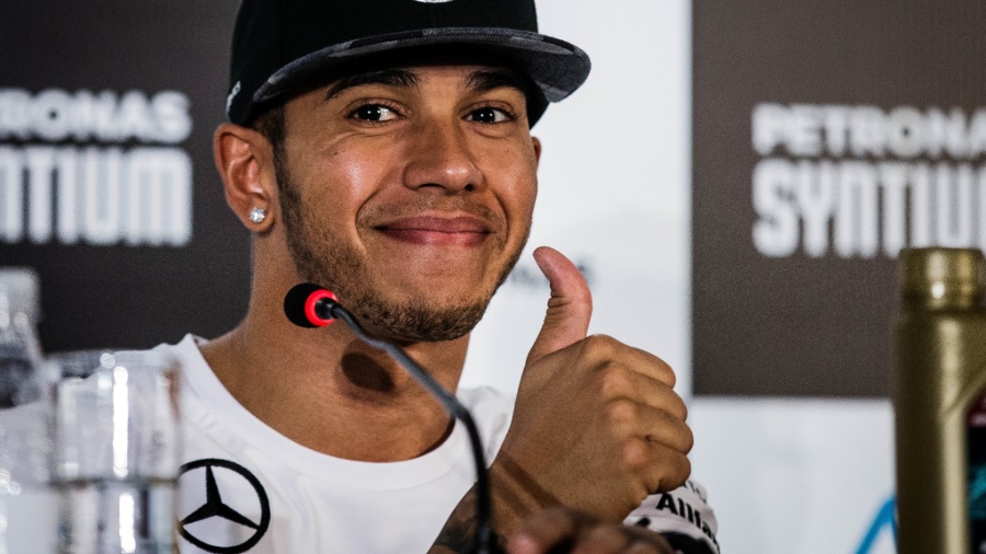 5.11.2014 - Hamilton, da Mercedes, sorri durante coletiva para o GP do Brasil; ele diz esperar "momento Senna" caso vença pela primeira vez em Interlagos - Eduardo Anizelli/Folhapres