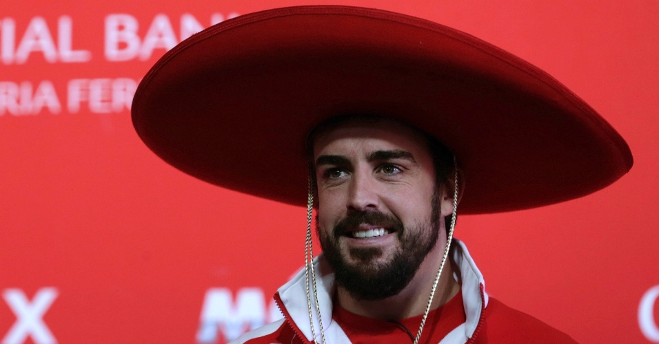5.11.2014 - No México, Fernando Alonso participa de evento promocional antes do GP do Brasil e veste um tradicional chapéu do país